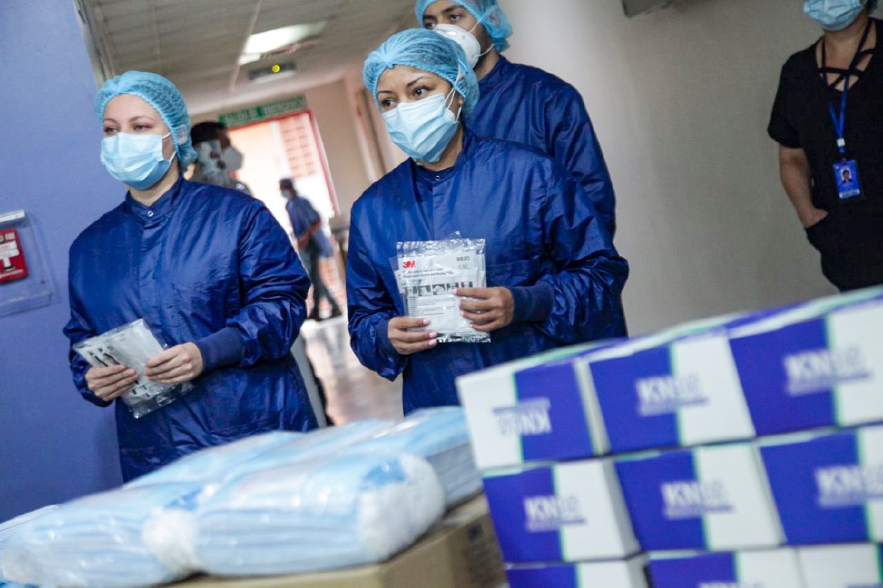 ministerio-de-salud-entrega-insumos-medicos-al-personal-que-labora-en-el-hospital-general-del-isss